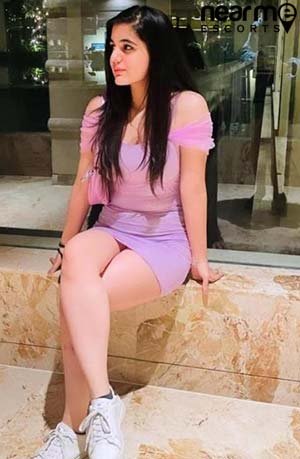 Indira big ass call girl taking selfie from iphone in mumbai in their bedroom