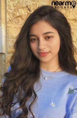 Duo Girl in Mumbai with pink lips